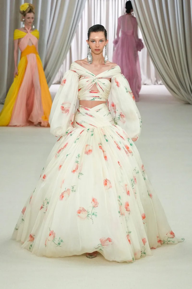 .@GiambattistaPR's spring 2023 couture collection is in. See every look: vogue.cm/KoN4WDs