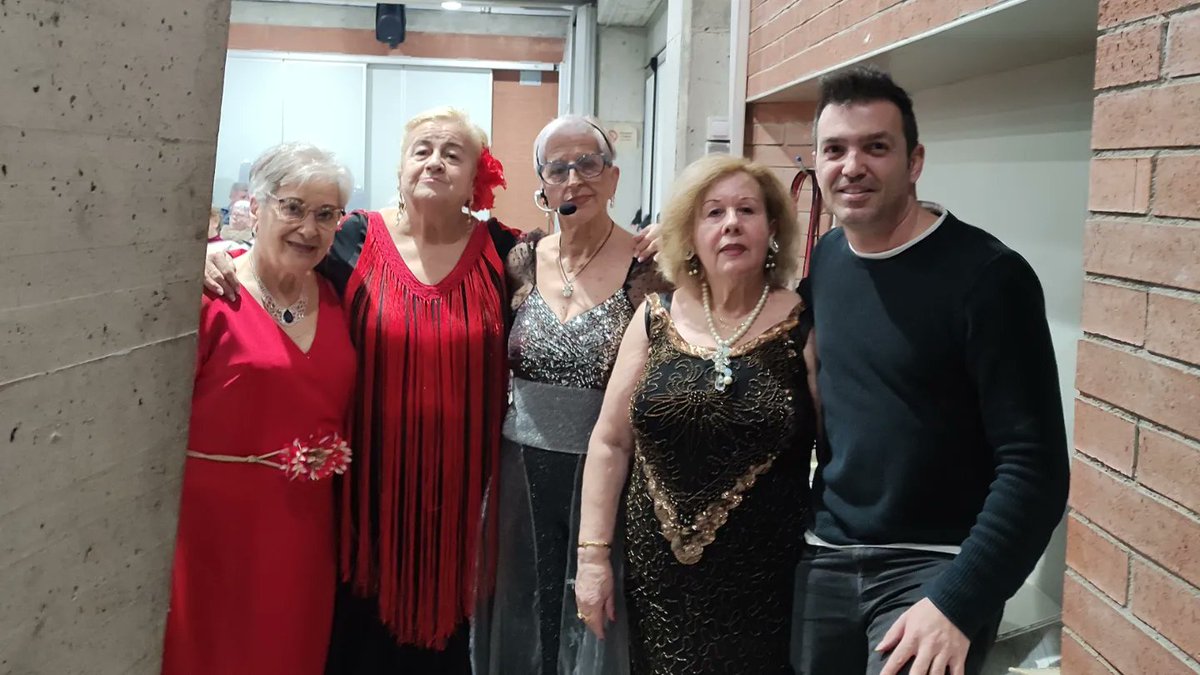 De nuevo pasamos un buen ratito de música y alegría con el show musical que nos traen l@s amig@s de 
"Gent gran amb empenta de Les Arenes" #Terrassa