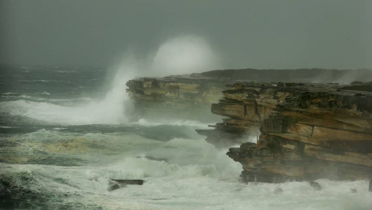 OTD in 1788, a wild electrical storm and heavy rains lash the coast, stalling the French and British ships for two days. The BOUSSOLE and ASTROLABE are outside #BotanyBay, trying to get in. The #FirstFleet is inside Botany Bay, trying to get out and around to #SydneyCove.