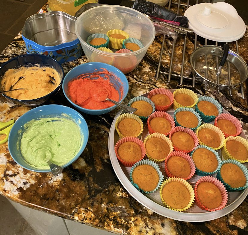 Decided to do some baking for the launch of Physiological CTG interpretation tomorrow <a href="/BucksHealthcare/">Buckinghamshire Healthcare NHS Trust</a>. Used someone else’s oven &amp; my poor cupcakes are definitely decompensating…unstable base(line) &amp; rather flat 🫣