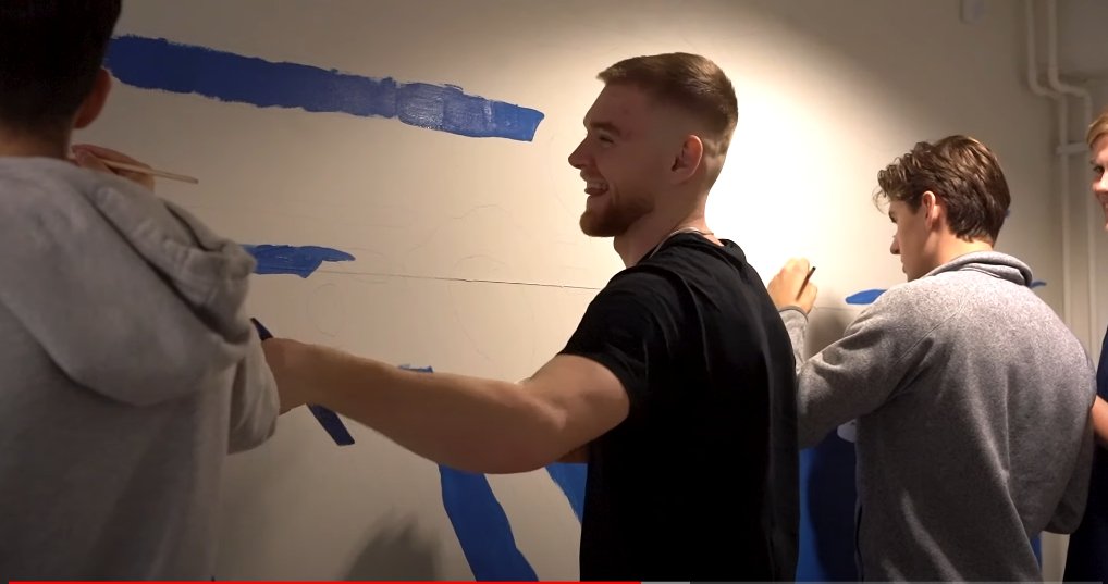 Dino: Vet du vad dom kallar mig i Hageby bror? 
Shabani: Nej?
Dino: Picasso