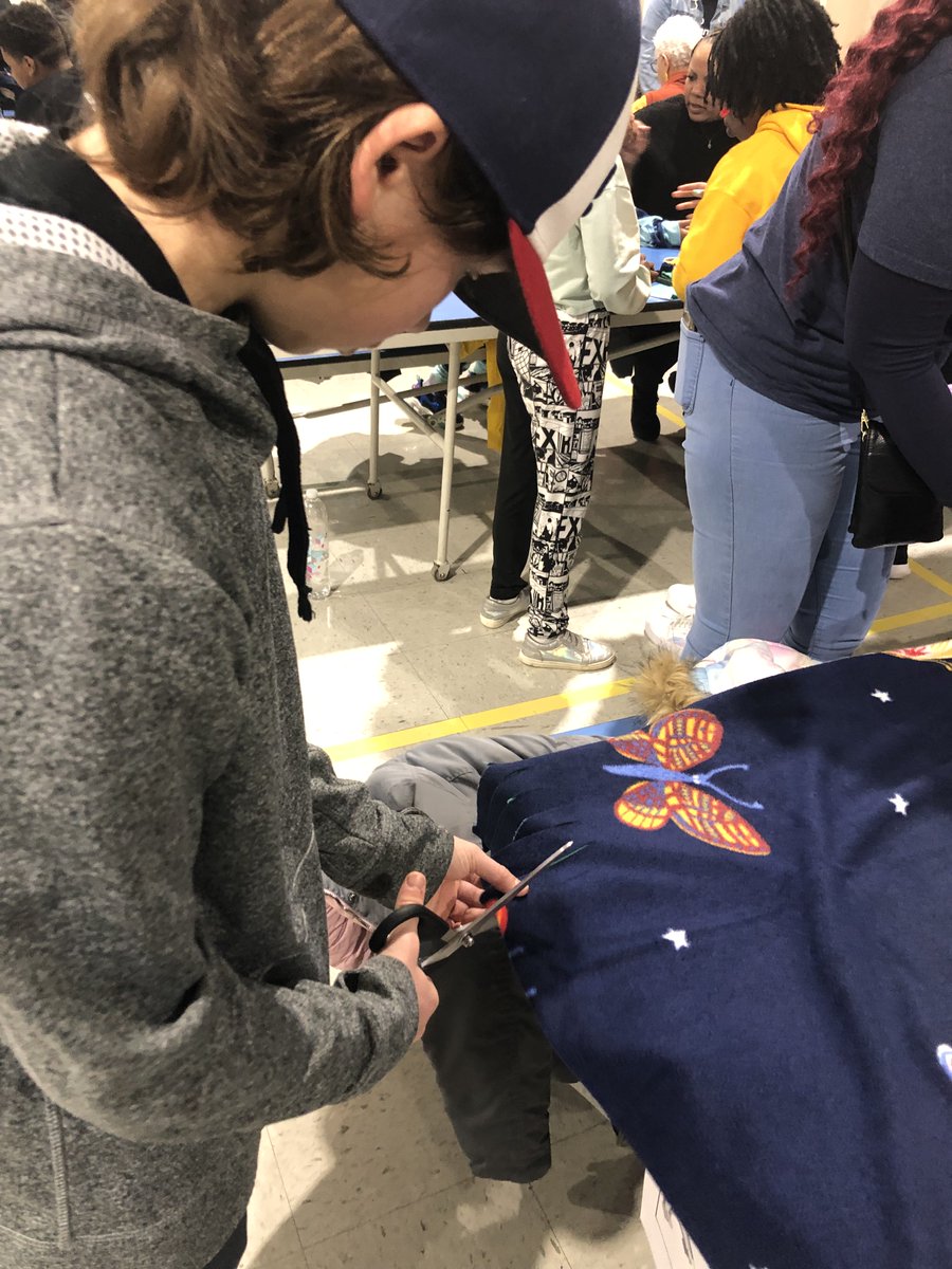 CarolHumm's tweet photo. Reflecting back on last week and what a fantastic day of service it was with my boys @TheHornetsHive with @youmatter_2. We love our community! #sd161learns https://t.co/WfW2drsQzr