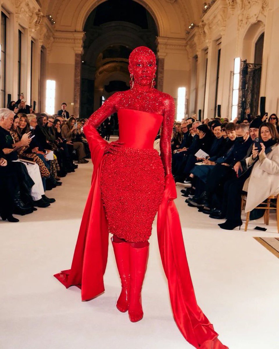 xotyoo's tweet photo. Doja cat's outfit for fashion week. Girly looks like a used tampon.. #DojaCat #FashionWeek #viral #Trending https://t.co/Bs3Mr8DaI9