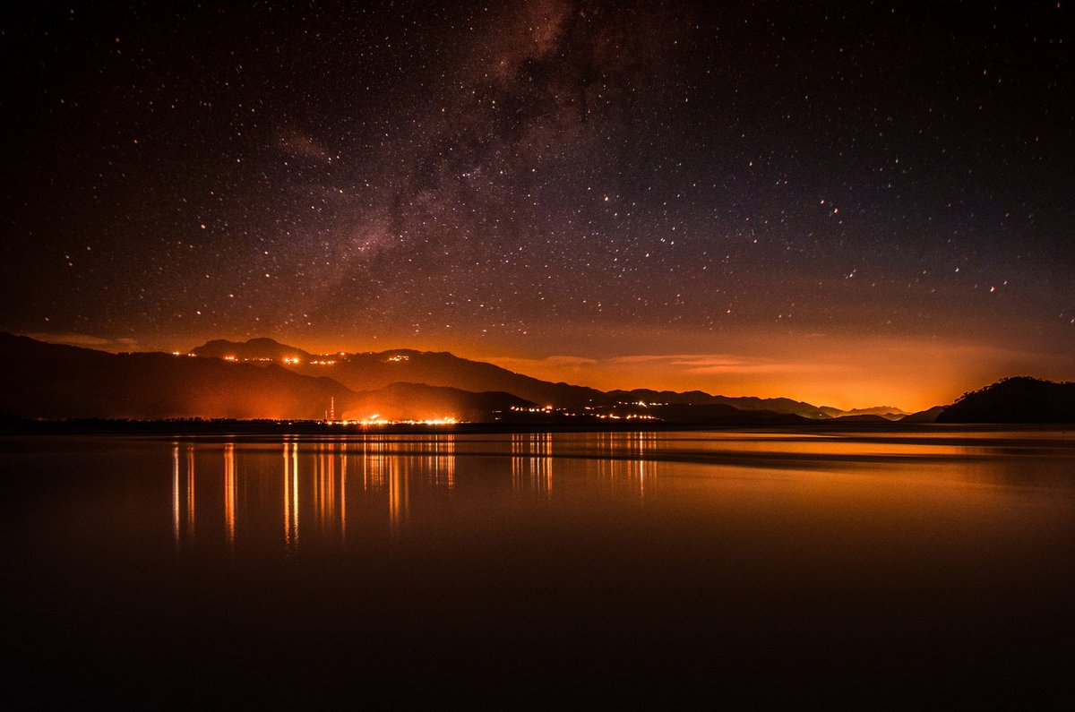 tineophoto's tweet photo. Fotografía de Larga Exposición en el Golfo de Santa Fé. El destello de luces que se reflejan en el mar es el poblado de Santa Fé, arriba en la cima de la montaña "Los Altos de Sucre" y "Turimiquire" y el último destello al final de las montañas se trata de Guanta y Puerto la Cruz https://t.co/QHEE0P38eS