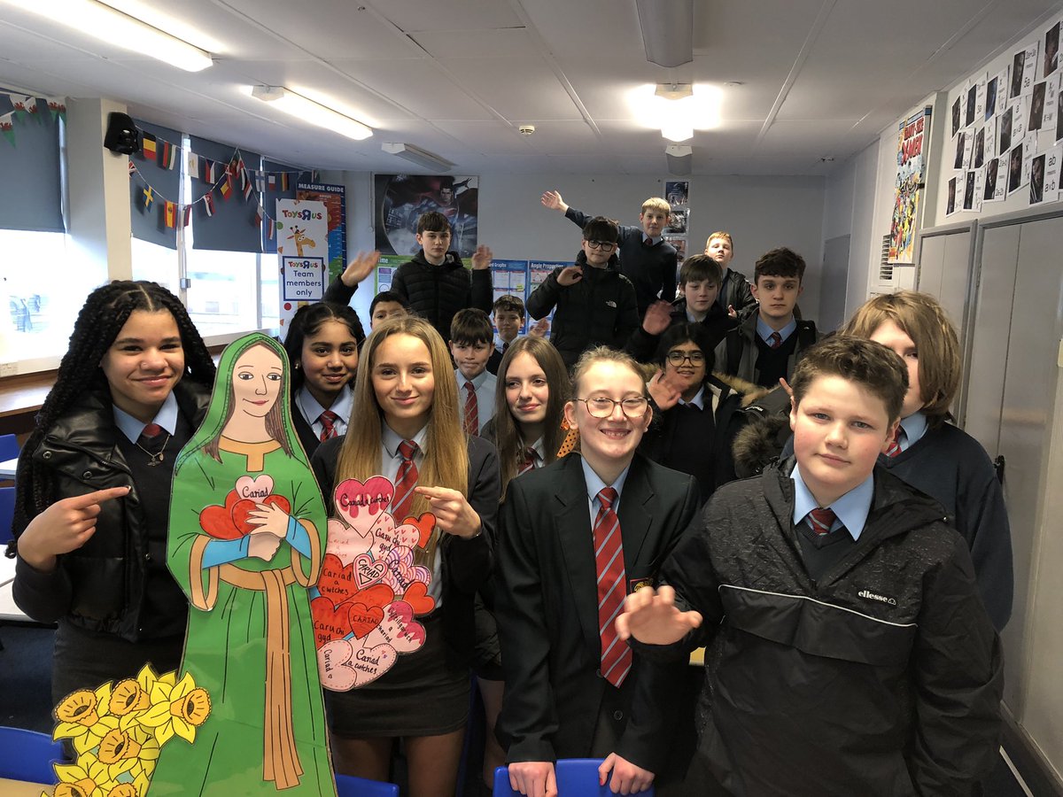 CaerleonComp's tweet photo. Yr8 craft club Santes Dwynwen's is on tourβ¦.#greatwork! 8G1 and 8G2 preparing for Wednesday #craft #cynefin #mrmeredith #craftclub #wellbeing #StDwynwen #creativecontributor #CfW @sewalesEAS #maximisingpotential https://t.co/VCX7I4BfC5