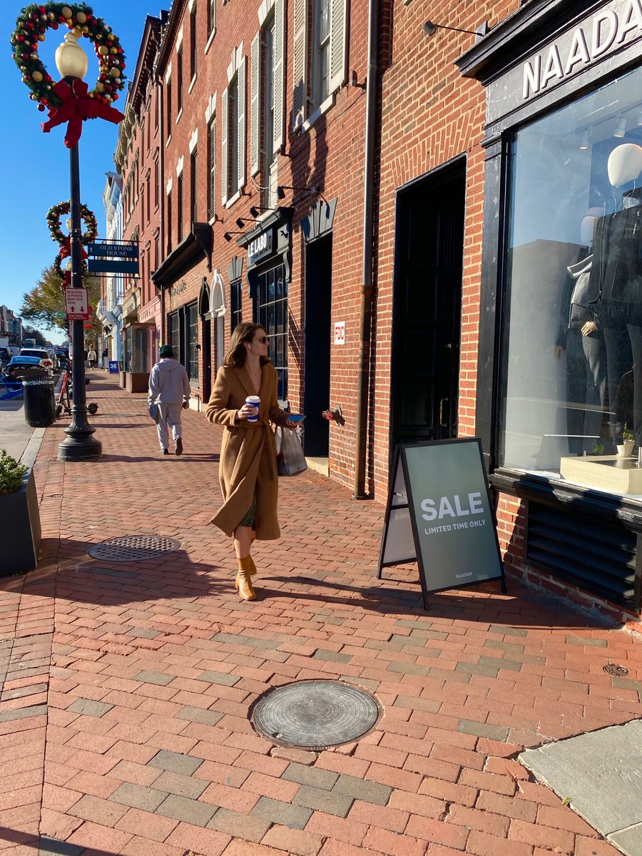 Catching a good sale <a href="/NaadamCashmere/">Naadam.co</a> (photo by <a href="/cjcjjones/">christopher jones</a>)