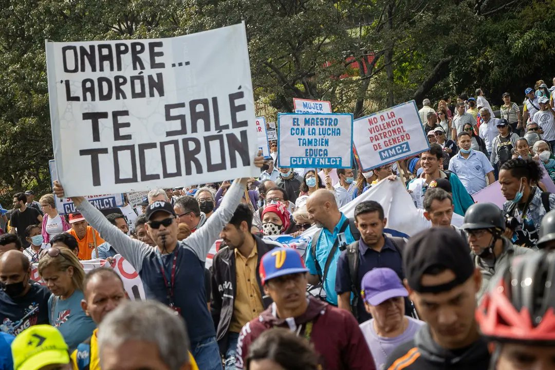 Trabajadores activos, pensionados y jubilados del sector salud y educación se concentraron en la Plaza El Rectorado de la UCV y realizaron una marcha para exigir nuevamente reivindicaciones salariales y condiciones óptimas laborales. En la protesta. <a href="/elpitazotv/">El Pitazo</a> #venezuela #23Ene