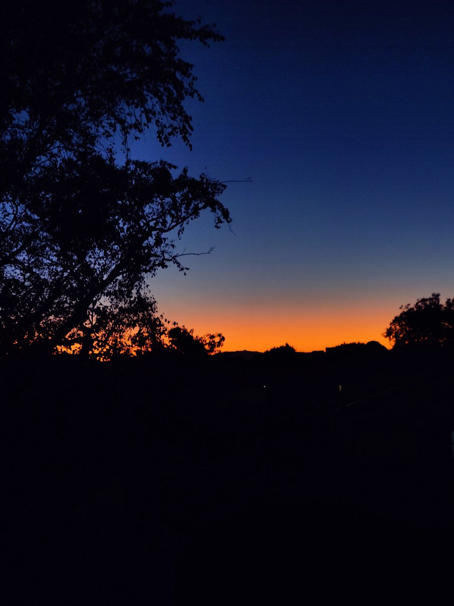 sam_yamoah's tweet photo. @VisualsbySauter The beautiful sunset out of my window last week https://t.co/e8AmiW5ORX