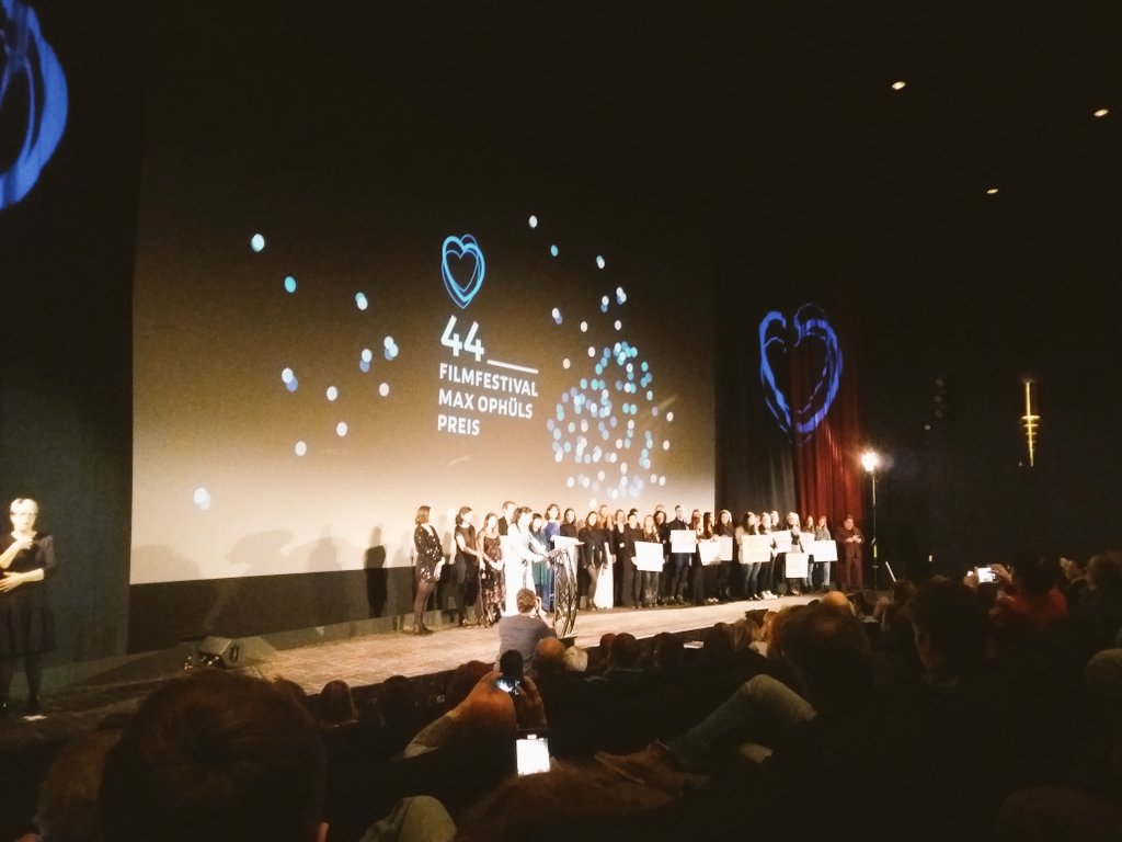 MarcPatzwald's tweet photo. Starker politischer Auftakt beim #Filmfestival @MaxOphuelsPreis #ffmop | Appell von @pepepito1983 und Team, Schallverstärker für Protestierende und Unterdrückte zu sein #FrauLebenFreiheit "Wir müssen ranklotzen." | #epd_dabei | mehr bei @epd_west @epd_MitteWest @epd_news https://t.co/HpgSEuco8p