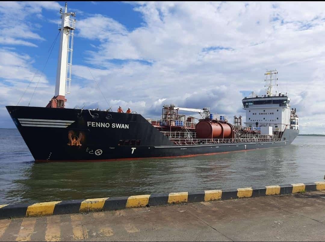 alinasilvar's tweet photo. En hora buena solución concreta a problema de desabastecimiento de gasolina en Nariño. Siendo esta la mejor alternativa por el Puerto de Tumaco, no se entiende porque se prefiera la medida tortuosa y cara de recorrer 3.000 kilómetros. @petrogustavo @MinTransporteCo https://t.co/ijX5cWi20W