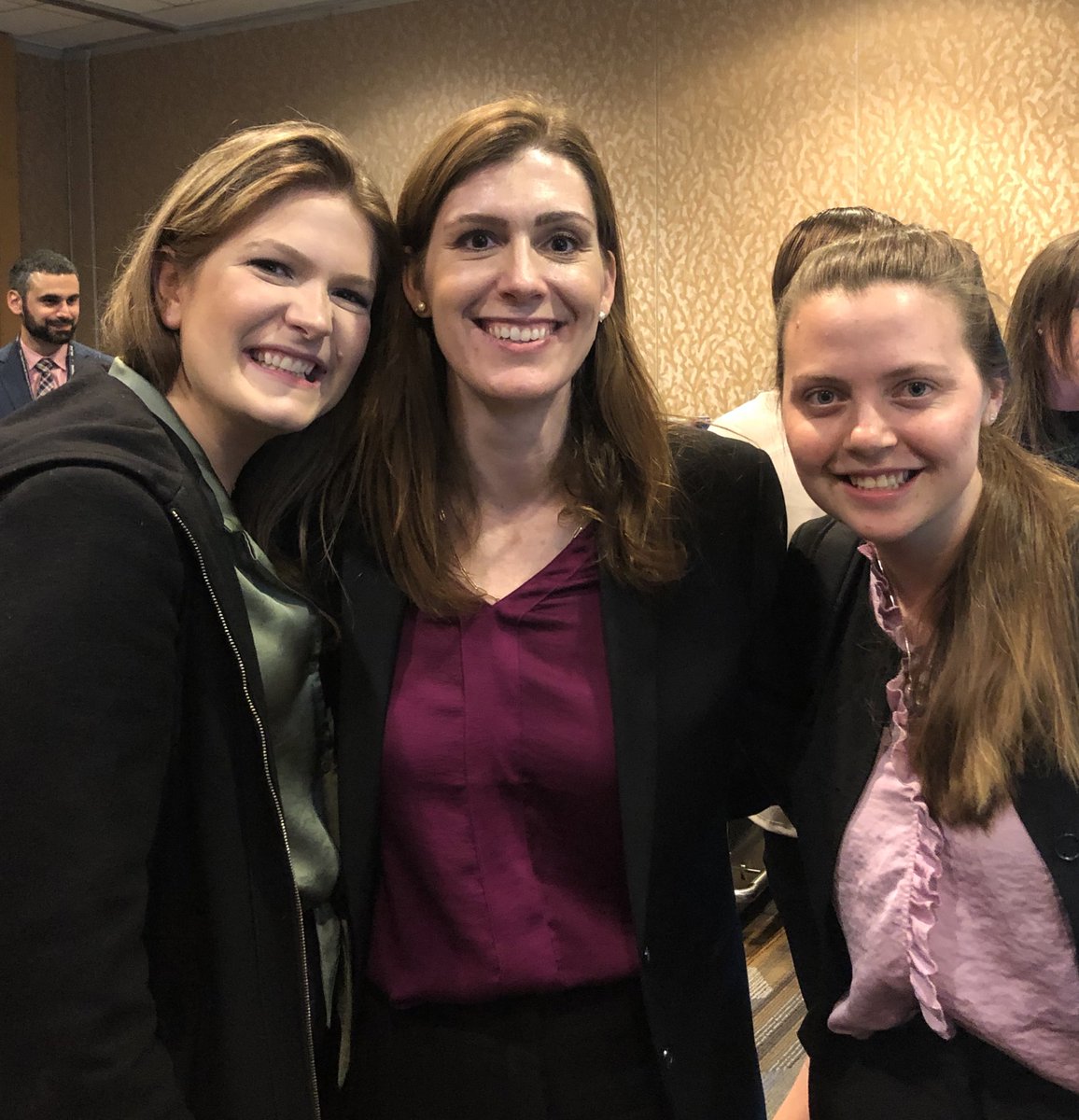 SO proud of our MGH thoracic team at #STS2023!!! Andrea Axtell, @C_MatheyAndrews & @alexandra_p_24 gave phenomenal full-length podium presentations on important topics in lung cancer & thoracic surgery. Congratulations to Andrea for winning the best paper award!!! @mghctsurgery