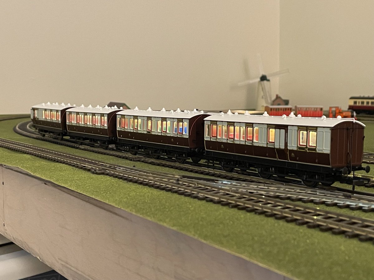 TonysNWR's tweet photo. Happy #NewModelMonday!
Part of the package that came from @HattonsModels the other day contained these beauties!
Bluebell pulled them in their inaugural run the other night after work. They looked great behind her!
These are absolutely beautiful models! https://t.co/RwF7ZaKCxb