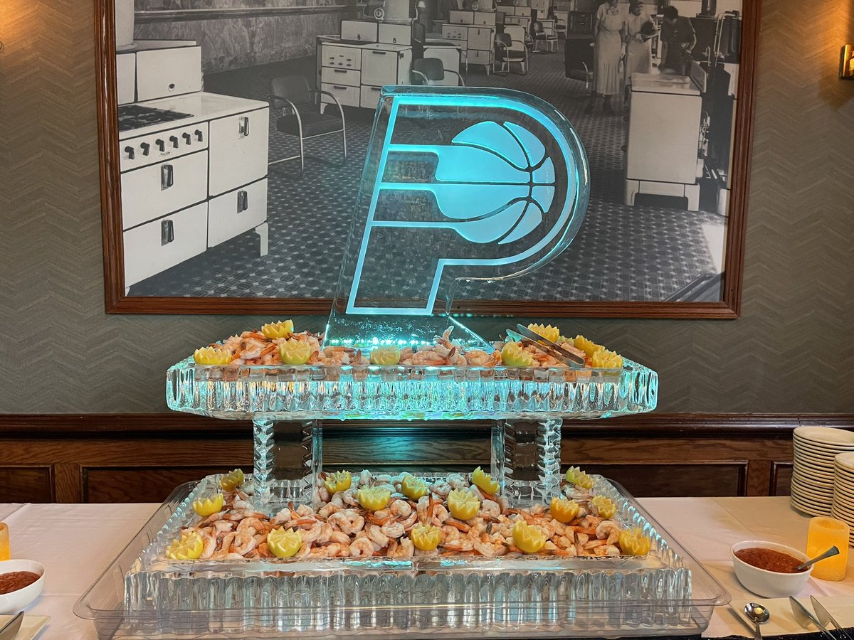 eddiewhite3's tweet photo. Off to a great start at @Pacers Suite holders &amp; Premium season-ticket holders shindig @Prime47Indy. Always great seeing &amp; schmoozing w OUR fans!!! @PacersBoomer is my +1 https://t.co/3ikt1ziQuT