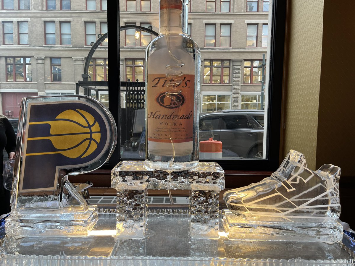 eddiewhite3's tweet photo. Off to a great start at @Pacers Suite holders &amp; Premium season-ticket holders shindig @Prime47Indy. Always great seeing &amp; schmoozing w OUR fans!!! @PacersBoomer is my +1 https://t.co/3ikt1ziQuT