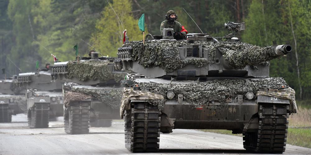 JaquetDenys's tweet photo. En possession déjà de 200 chars Abrams auquel va se rajouter 100 exemplaires supplémentaires en 2024, la Pologne peut sans problème livrer la totalité de ses chars Léopard à l'Ukraine dans les meilleurs délais. https://t.co/bLOJQPnqn0