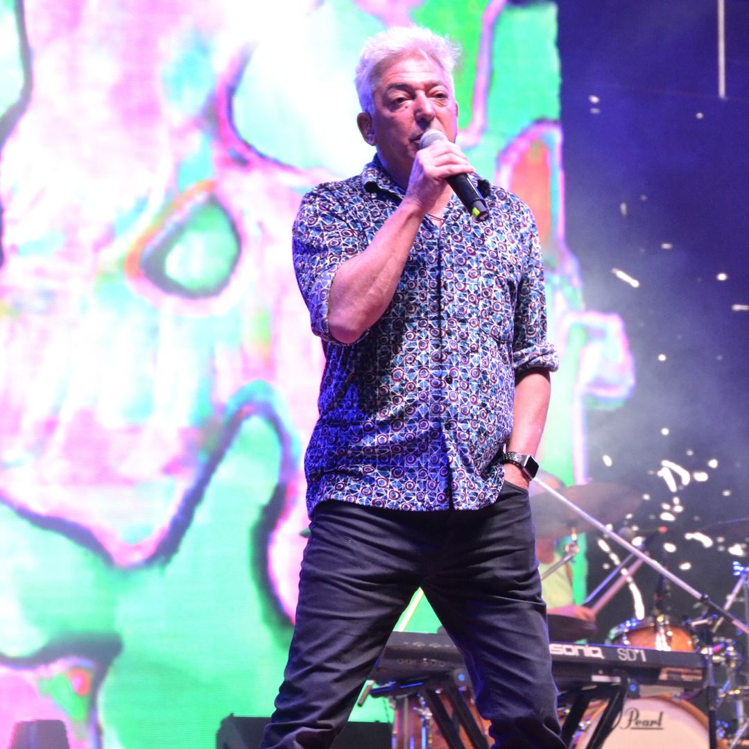 Virusoficial's tweet photo. Acá en Allen, felices y cantando, con la vuelta a los escenarios del gran Julio Moura.
Fue realmente una hermosa noche. 
Gracias Río Negro! 🙌 https://t.co/AaMC8ZecLS