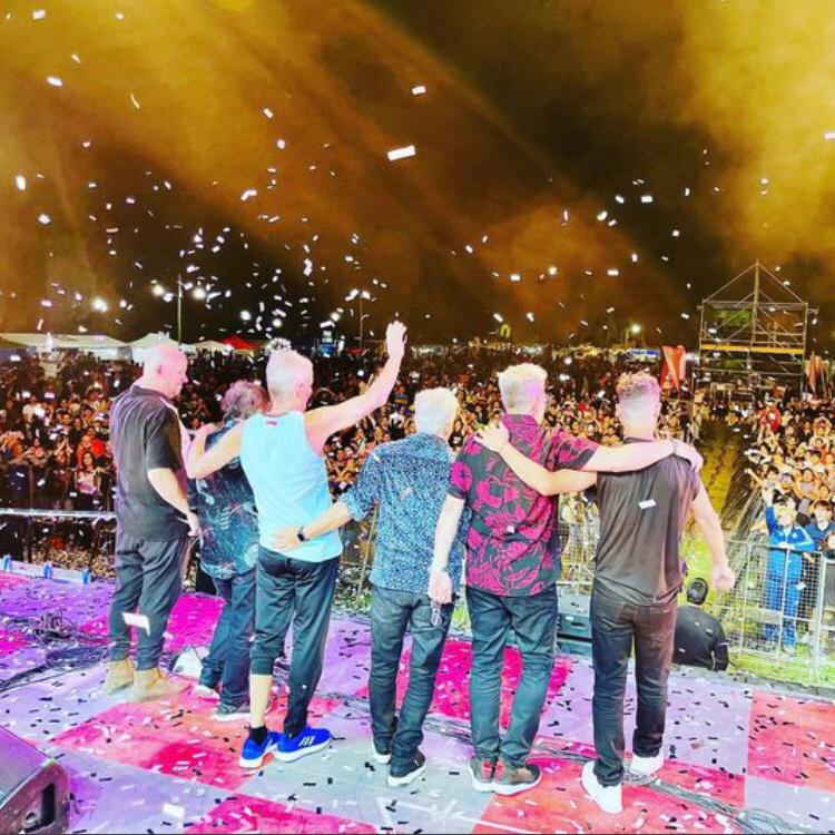 Acá en Allen, felices y cantando, con la vuelta a los escenarios del gran Julio Moura.
Fue realmente una hermosa noche. 
Gracias Río Negro! 🙌