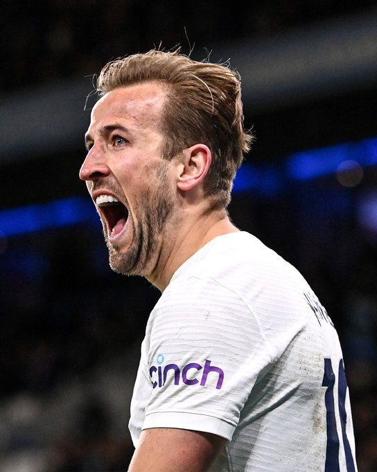 EscuadraInglesa's tweet photo. ¡GOLEADOR HISTÓRICO!

👏 Harry Kane anotó el gol de la victoria ante Fulham y consiguió igualar a la leyenda Jimmy Greaves como el goleador histórico del club (266⚽)

📌 En la actual campaña: 16⚽

💥 ¡Todo esto, en su partido número 300 en la PL con los Spurs!

#PremierLeague https://t.co/G6N4LJfEKG