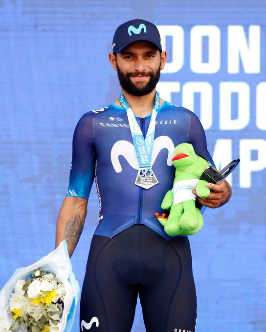 Fernando Gaviria, en el podio como segundo clasificado de la 2ª etapa de la Vuelta a San Juan 2023. (c) Maximiliano Blanco / Getty Sport