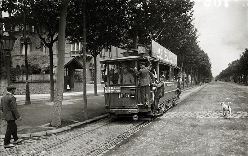 'L’Esquerra, memòria fotogràfica d'un barri' és un projecte col·laboratiu per crear un arxiu fotogràfic digital de l’#EsquerraEixample, un referent memorístic del barri. L'@espaicatalaroca i @ccgolferichs obren convocatòria fins al 17 de març 📆

➕Info👉 bit.ly/3R7Qj1O