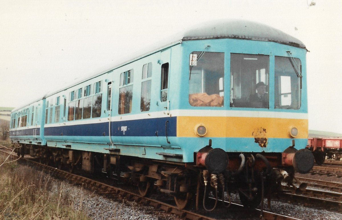 SalopianLyne's tweet image. #BRDepartmentals No.482 Craghall 27th October 1988
The Stourton Saloon! 
British Rail Class 100 DMU 2-car set M51122+M56300 built by Gloucester RCW in 1957. To ER Manager's Saloon DB975664+DB975637 in 1978. Provincial Livery a bit garish!
#BritishRail #Class100 #trainspotting 🤓