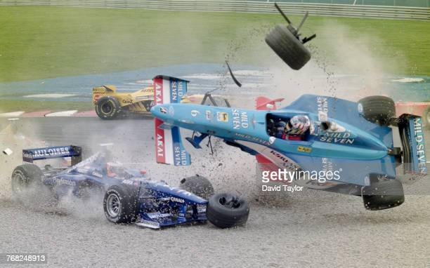 Formula1Verse's tweet photo. E COMEÇA O GRANDE PREMIO DA AUSTRALIA DE 1998!!!
NUMA LARGADA MUITO MOVIMENTADA @F1Irvine (@FerrariF1v) ACABA TOCANDO NA TRASEIRA DO PILOTO DA @BARF1Verse ZONTA QUE ACABA CAPOTANDO E ABANDONANDO!!!

@FisicoF1V (@BenettonF1v) FAZ LARGADA DE MESTRE E ACABA ASSUMINDO A 2 POSIÇÃO!! https://t.co/0yzq5pAHf4