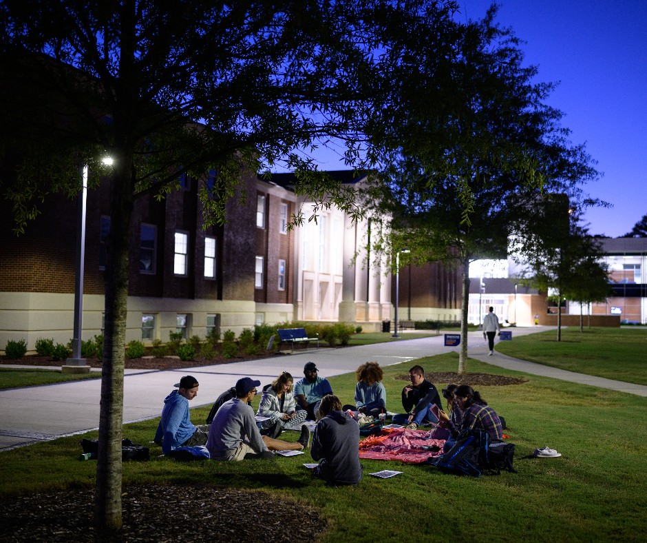 intervarsityusa's tweet photo. God made us to be in community and molds us through community. Let's pray that every student on campus has the opportunity to experience real #community during their time in college. #praywithIV https://t.co/DMtOWbjyMn