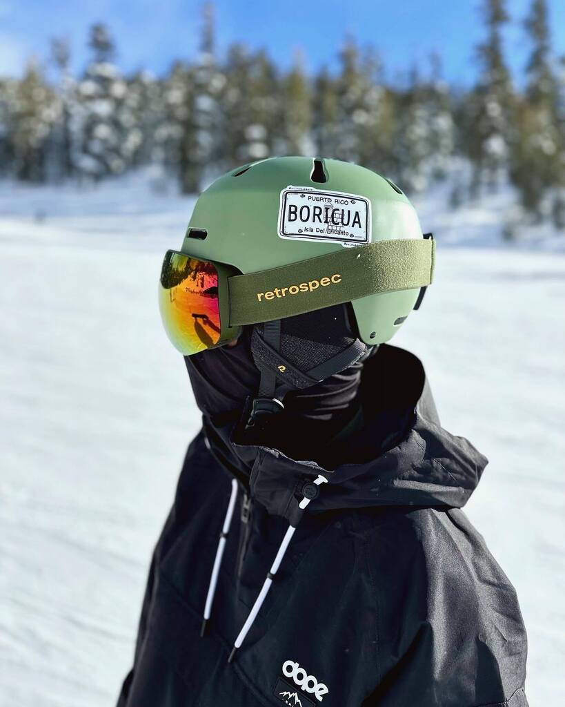 salonboricua's tweet photo. Snowboarding con el verdadero Flow Boricua. 🏂🇵🇷🎿❄️🥶🌲

Si tienes fotos con nuestros stickers, envíalas a nuestro inbox!! 🫶📥 

📸: @johnson100.35 

#salonboricua #stickersboricuas #snowboarding #puertoricostyle #snowboarder #snowboardstickers #helmetstickers https://t.co/WsofJJi00u