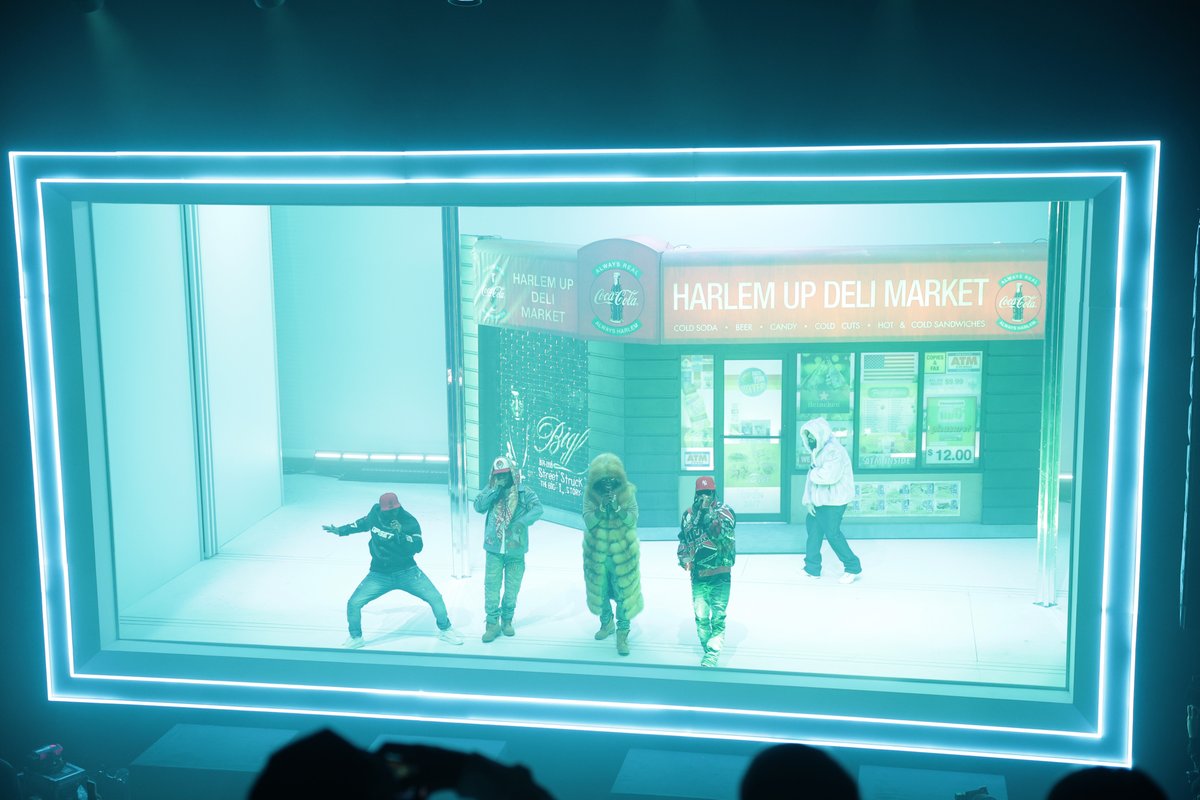 SIRIUSXM's tweet photo. EVERYTHING โ that's the only way we can describe Night 2 of #DrakeAtApollo. ๐พ @Drake @ApolloTheater https://t.co/jkUl2YZ04y