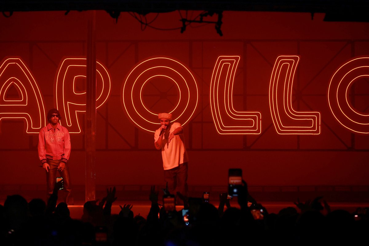 SIRIUSXM's tweet photo. EVERYTHING โ that's the only way we can describe Night 2 of #DrakeAtApollo. ๐พ @Drake @ApolloTheater https://t.co/jkUl2YZ04y