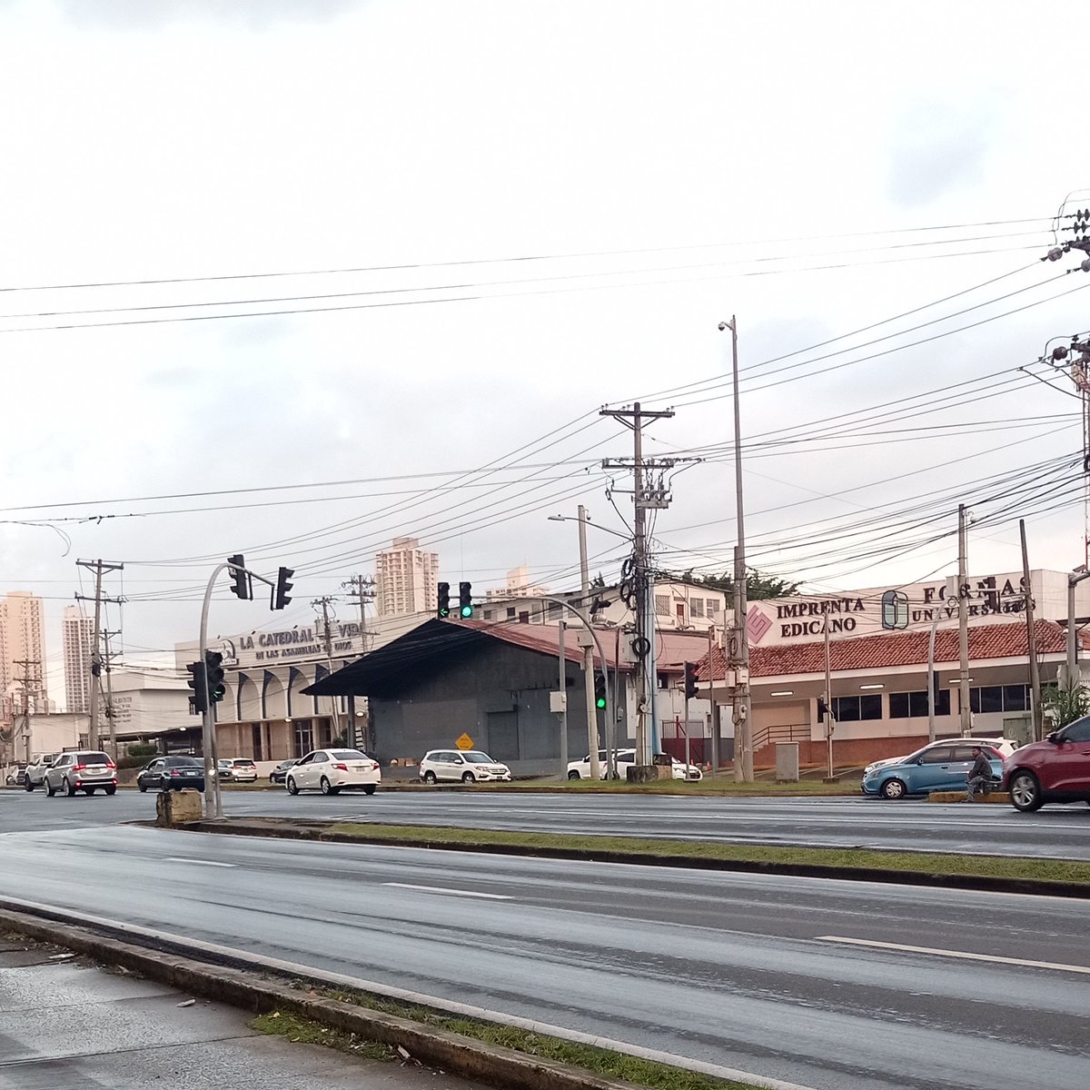 leovolks's tweet photo. @ATTTPanama buenas tardes, este semáforo está mal sincronizado, dura demasiado en verde https://t.co/S1Uc9gWAck