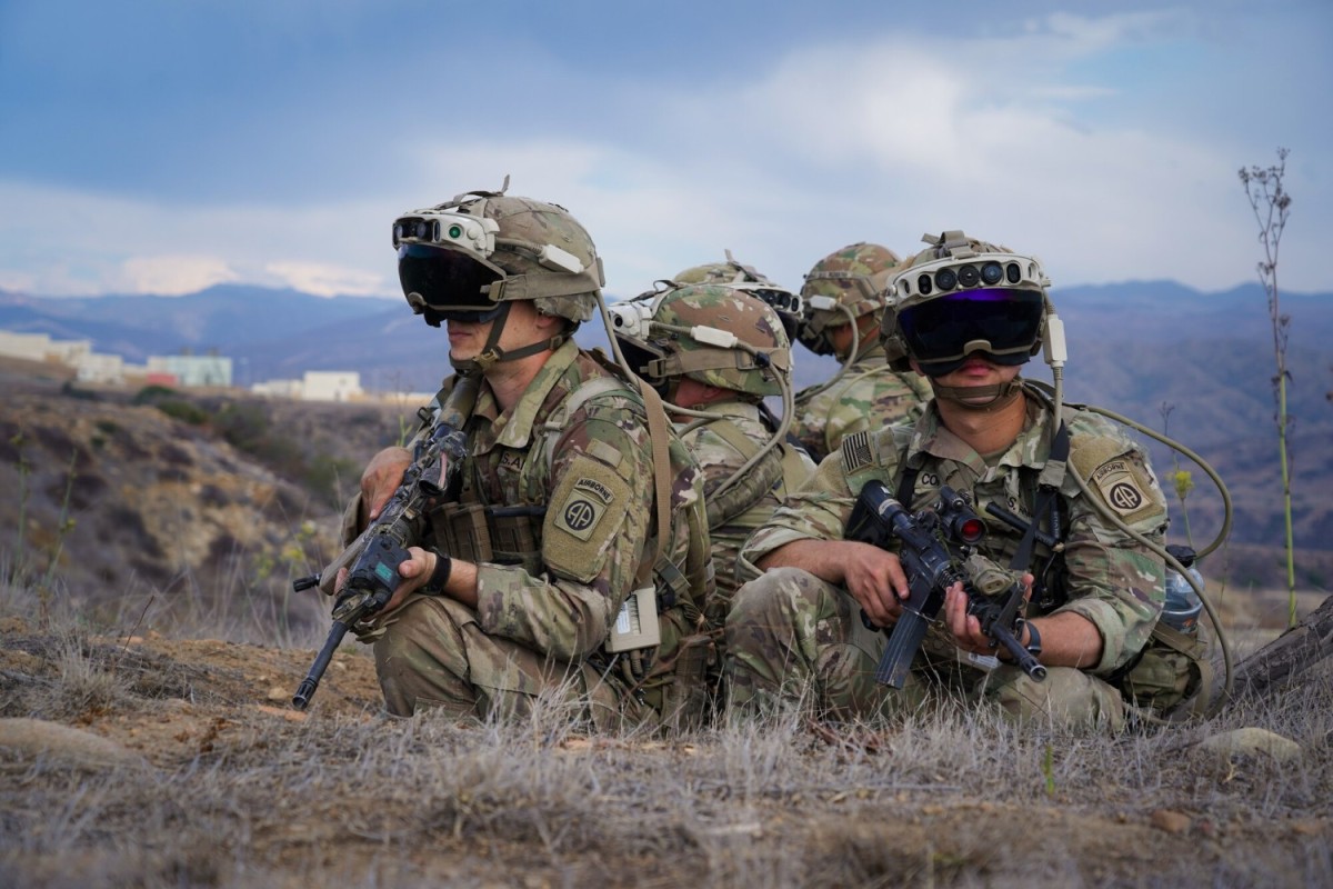 Don_Standeford's tweet photo. US #Military: "The mixed-reality headsets allow soldiers to see through smoke and around corners, use holographic imagery, thermal and low-light sensors to see in the dark, and display 3D terrain maps and a compass projected into their field of vision". https://t.co/p92cURM1Y1