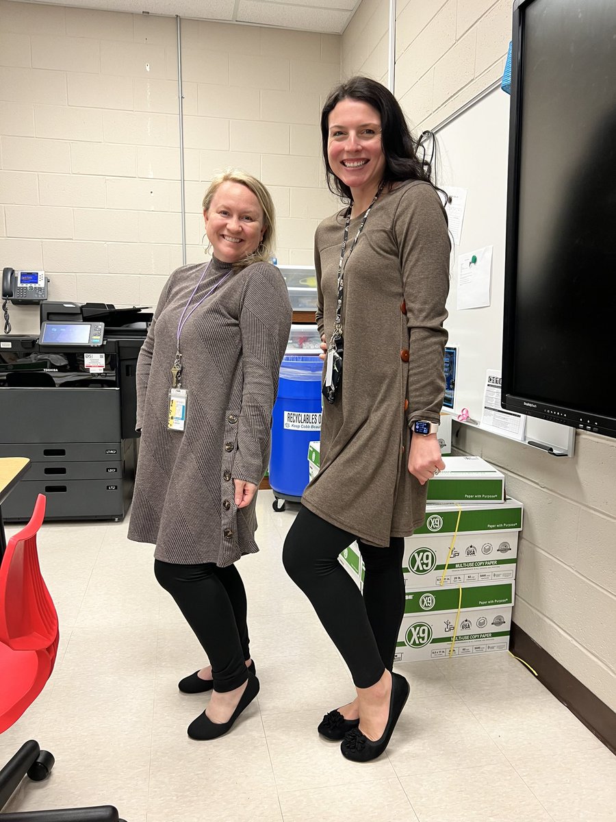 MrsSigman5's tweet photo. When you match your neighbor perfectly, you have to take a picture!!! @LearnWithMissL https://t.co/gd9oCTppGa
