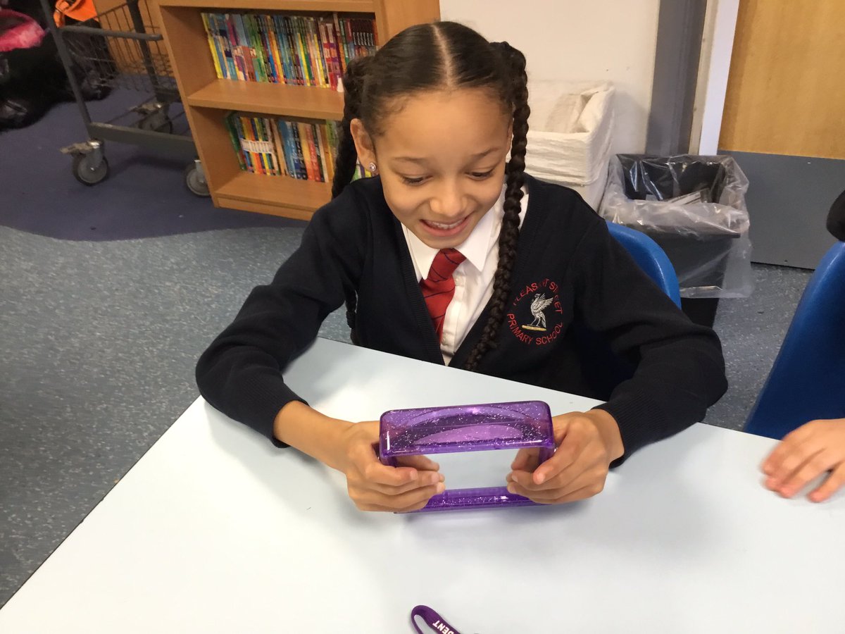 PleasantScience's tweet photo. Year 4 have been examining their teeth and observing how different the incisors and canines are. They also ate apples to notice the function of each type of tooth. @C4Pleasant @PleasantStPrim https://t.co/t7EMsCMYHZ