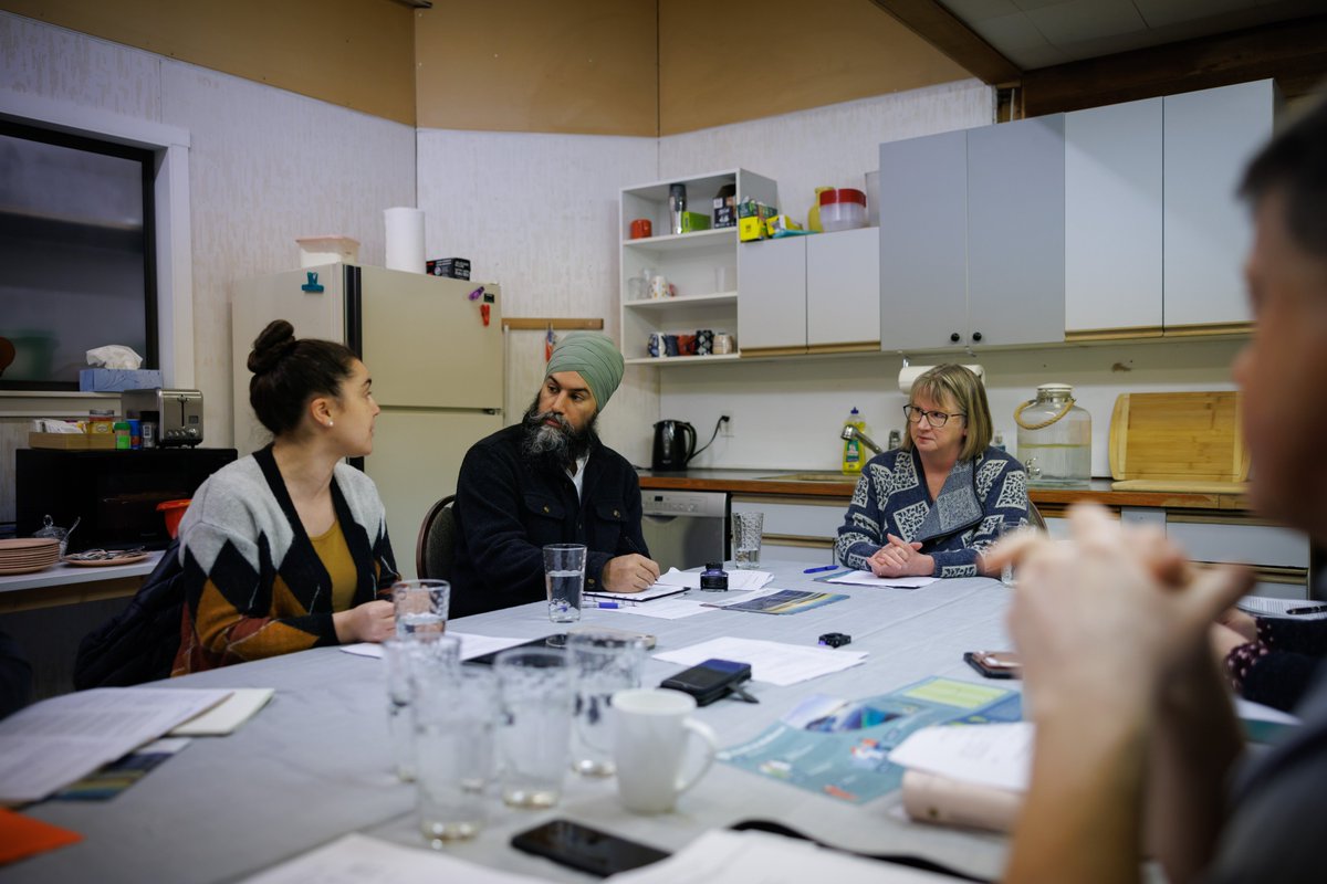 theJagmeetSingh's tweet photo. Canadians are hurting.

Today, I attended a roundtable at the Campbell River Food Bank with MP Rachel Blaney.

The workers &amp; volunteers I met with confirmed what we've been hearing - working families are having to turn to food banks because of the current affordability crisis. https://t.co/lt53p72j9t