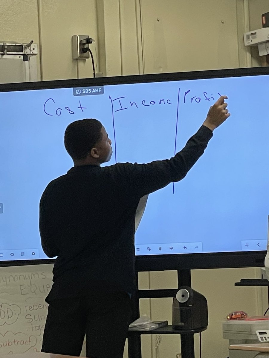 My Assistant Tutor “Mr AJ” leading PreAP tutorials on profits vs costs & income!!! Their peer discussions are developing so intensely @ThomasMS_HISD @ReneeRainey11 @BrittneyJ075 @April_S_G @carnegielearn