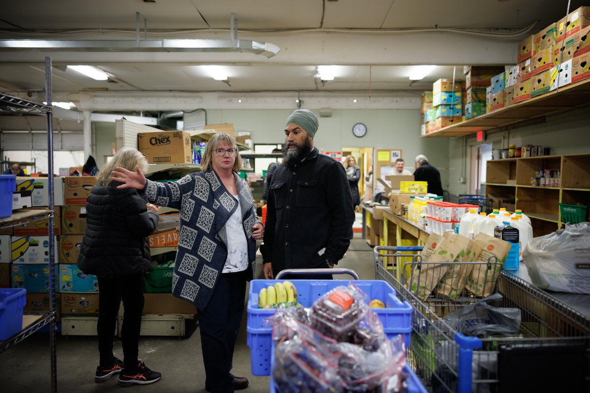theJagmeetSingh's tweet photo. Canadians are hurting.

Today, I attended a roundtable at the Campbell River Food Bank with MP Rachel Blaney.

The workers &amp; volunteers I met with confirmed what we've been hearing - working families are having to turn to food banks because of the current affordability crisis. https://t.co/lt53p72j9t
