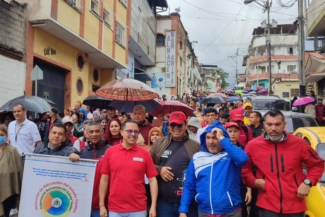 DirEduTachira's tweet photo. #Fotos2 Hoy #23Enero docentes del Táchira junto al pueblo se movilizaron por las principales calles del centro de la ciudad en defensa de la Patria y de la Paz y para rechazar las medidas coercitivas impuestas por Estados Unidos.
@FreddyBernal @NicolasMaduro @arguelloyepfri https://t.co/MaAbzoW4Zo