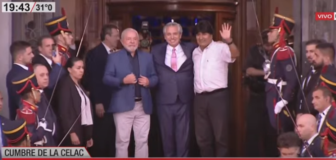 HPankarita's tweet photo. Una foto dedicada a la #PrensaBasura y a la derecha incapaz de Bolivia, Evo es un líder reconocido a nivel internacional, está en la Argentina como invitado especial a la Cumbre de los Pueblos de la CELAC, reuniones con Alberto, Lula y Cristina para tratar tema de la región https://t.co/pGqSfSXkDl