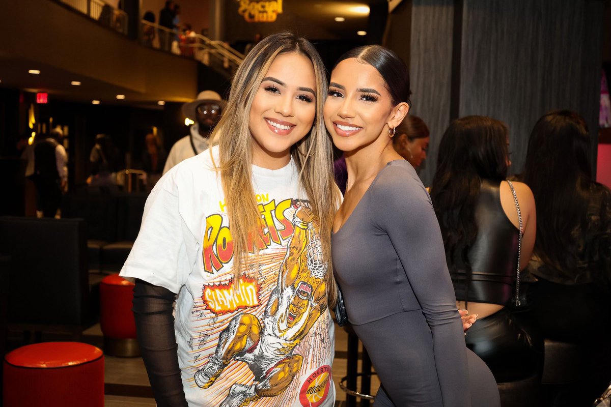 2 pretty best friends 🤍