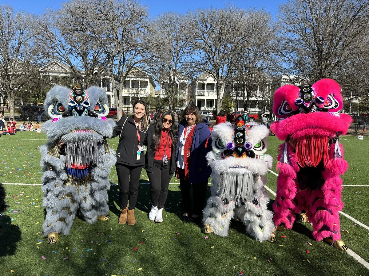 HelmsDLSchool's tweet photo. 🏮Our teachers &amp; staff loved today’s  #LunarNewYear celebration!🏮
@ms_tenorioo @MsMendoza_edu @MsAinHTX @MariaHe10416307 @TeamHISD #HappyLunarNewYear 
🧧¡Feliz Día de Año Nuevo Lunar!🧧 https://t.co/zHCRmpnfpH