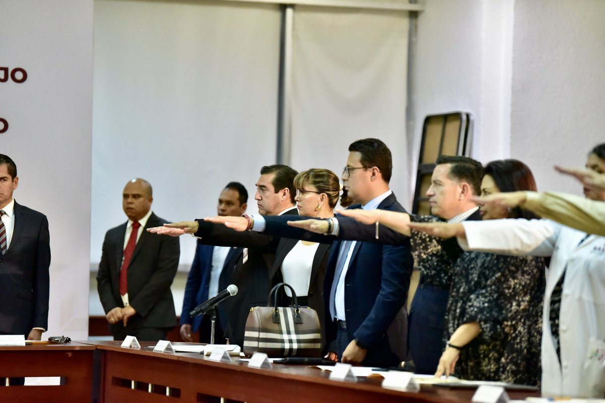 gobiernohidalgo's tweet photo. 🤝 Los principales acuerdos que se aprobaron en esta sesión fueron:

👷🏽‍♀️ 👷🏽‍♂️ #Cocoesst: Se invitó a cámaras empresariales y sindicatos, para que soliciten a sus agremiados la instalación de sus comisiones mixtas de seguridad e higiene, para prevenir riesgos de trabajo. https://t.co/zLuA4oYIzg