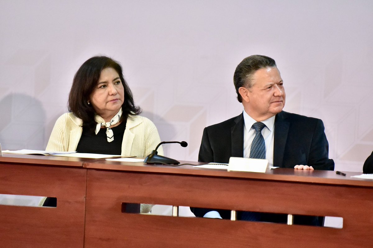 gobiernohidalgo's tweet photo. 🤝 Los principales acuerdos que se aprobaron en esta sesión fueron:

👷🏽‍♀️ 👷🏽‍♂️ #Cocoesst: Se invitó a cámaras empresariales y sindicatos, para que soliciten a sus agremiados la instalación de sus comisiones mixtas de seguridad e higiene, para prevenir riesgos de trabajo. https://t.co/zLuA4oYIzg