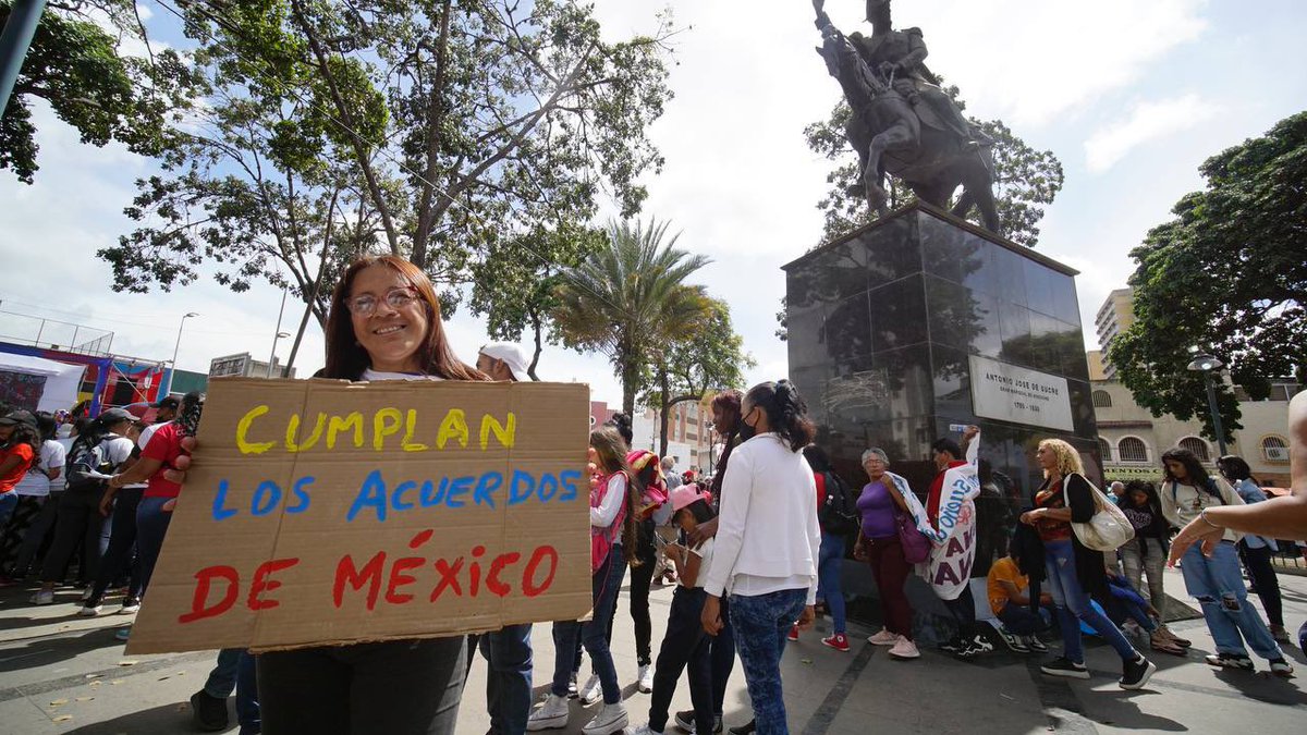 Con la firmeza que nos caracteriza, elevamos nuestra voz de protesta y le decimos al mundo que estamos en resistencia, trabajando y echando pa'lante. 2/2 @NicolasMaduro