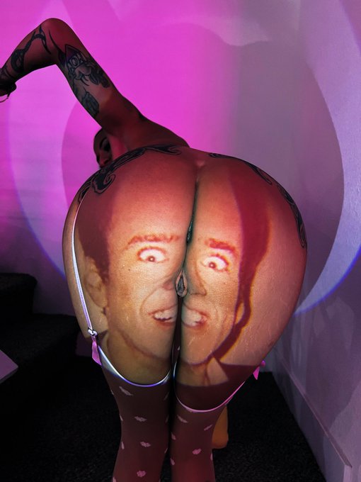 I GIVE YOU THE GREATEST PHOTO EVER TAKEN! @CocoBaeTweets   RETWEET IF YOU LOVE NIC CAGE https://t.co/BjBu1SVEJ5<a class="tags" href="/tag/cocobaetweets">@cocobaetweets</a><a href="/tag/throwback"class="tags"><span>#throwback</span></a>