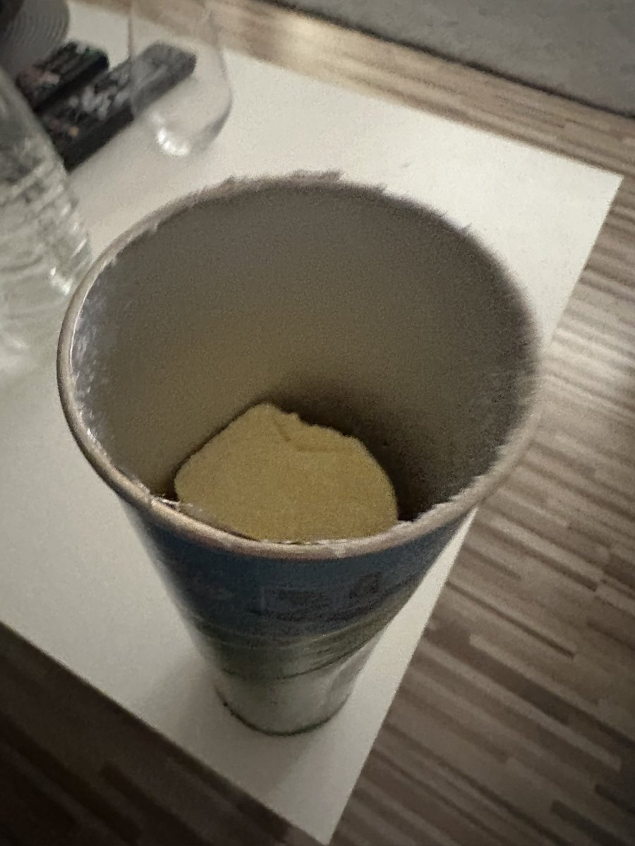 iYoschi's tweet photo. @PringlesDACH Wollt ihr mich verarschen? Neue Dose aufgemacht und 20% fehlen bis zum Rand! Dafür bezahlt man so viel Geld? Geldgeier! https://t.co/EU6DHJHshS
