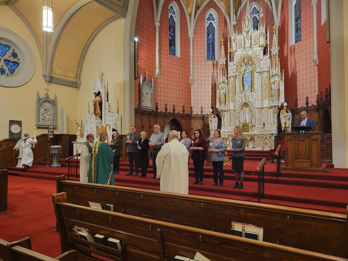 JudyMerkel6's tweet photo. We were blessed to celebrate our new Waterloo Catholic Board of Trustees at our inaugural Mass and dinner this evening. Bishop Crosby graciously led this beautiful Mass. An #wcdsbawesome opportunity to officially acknowledge and show gratitude for our new Board. https://t.co/4YOAVJWn5T