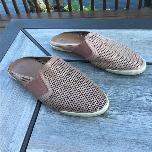 TabithasThrift's tweet photo. So good I had to share! Check out all the items I'm loving on @Poshmarkapp #poshmark #fashion #style #shopmycloset #frye #stjohn: https://t.co/kQIiyZIvIL https://t.co/um1BsBmuO2