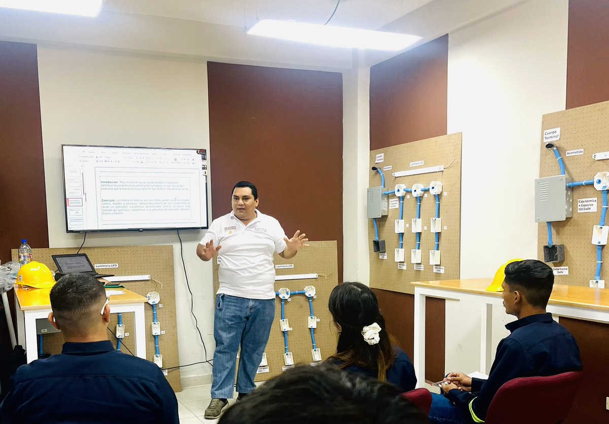JuarezJenny2021's tweet photo. Este día inauguramos los talleres vocacionales en estilismo, electricidad, deporte, marketing, emprendedurismo e inglés.

En la búsqueda de mejorar la calidad de vida y la economía de los Apopenses, con la colaboración de @AmexcidS

UNIDOS POR EL DESARROLLO.
@nayibbukele @XZablah https://t.co/CalC4NfLhO