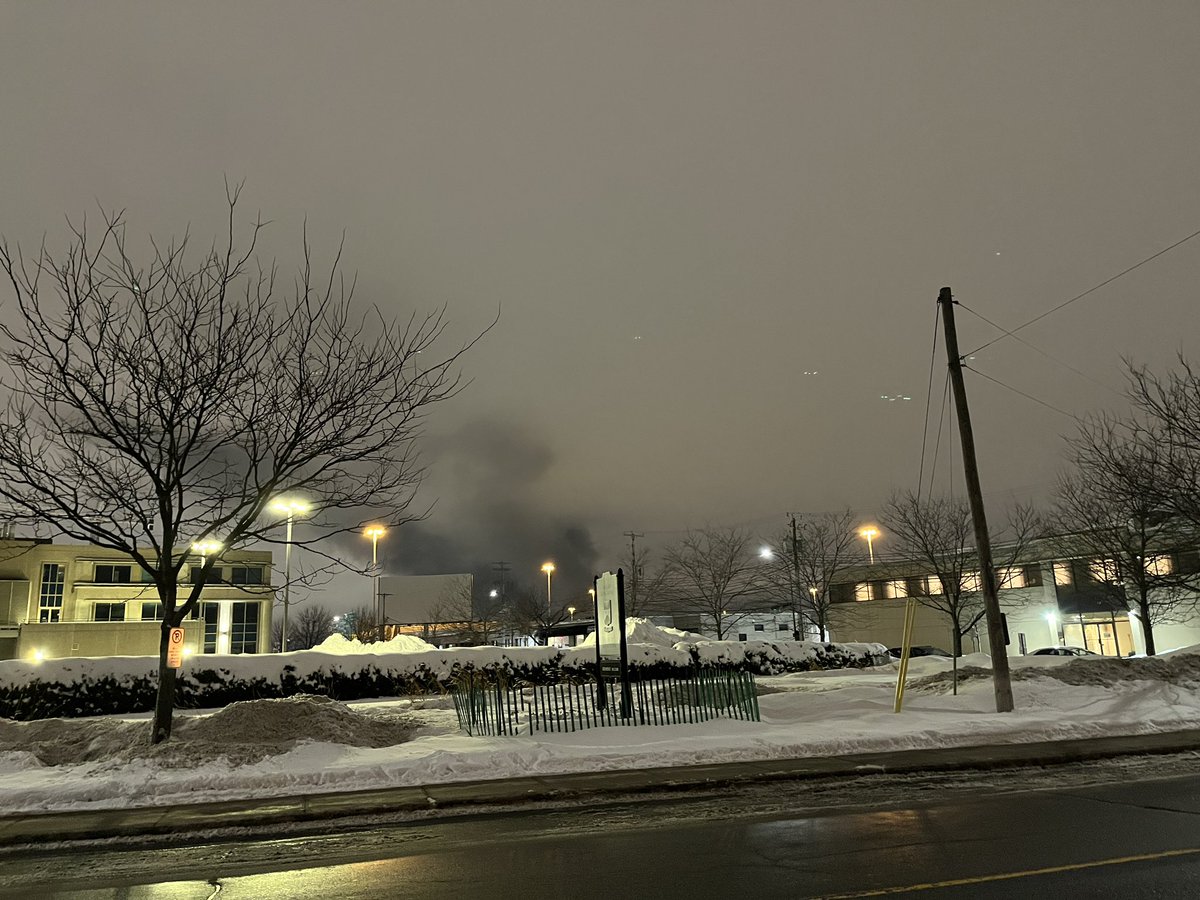 Un #incendie de troisième alarme est présentement en cours dans l’arrondissement #StLaurent. Un important panache de #fumée peut être observé à des kilomètres de l’incendie.